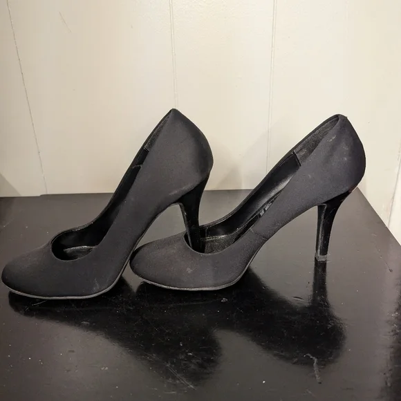 Ana Black Pumps Size 8M - Picture 4 of 6